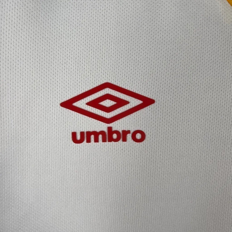 Camisa Rayo Vallecano I 23/24 - Torcedor Umbro Masculina - Branca com detalhes em vermelho e amarelo