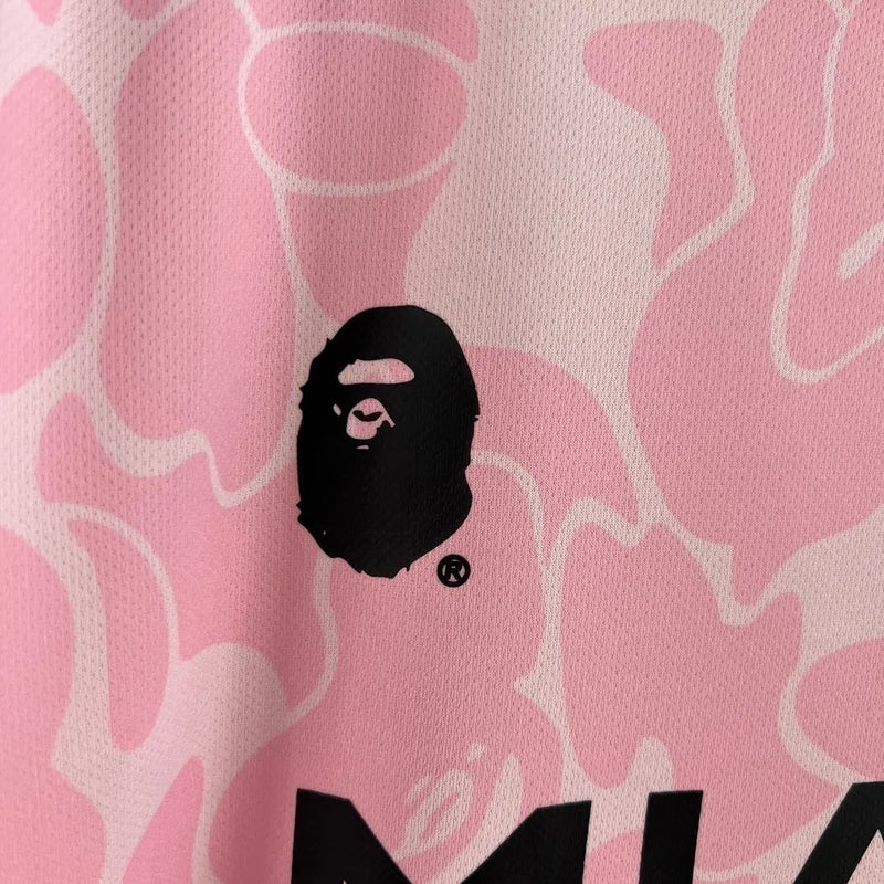 Camisa Inter Miami Edição Especial 23/24 - Torcedor Bape Feminina - Rosa com detalhes em branco