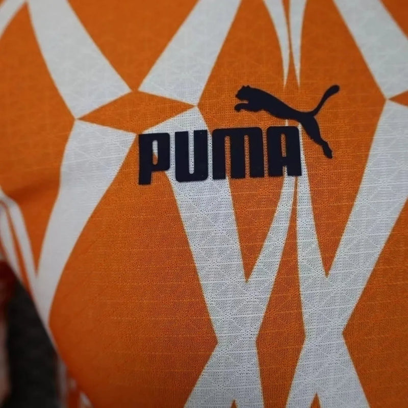 Camisa Costa do Marfim Pré-Jogo 23/24 - Jogador Puma Masculina - Laranja com detalhes em branco e verde