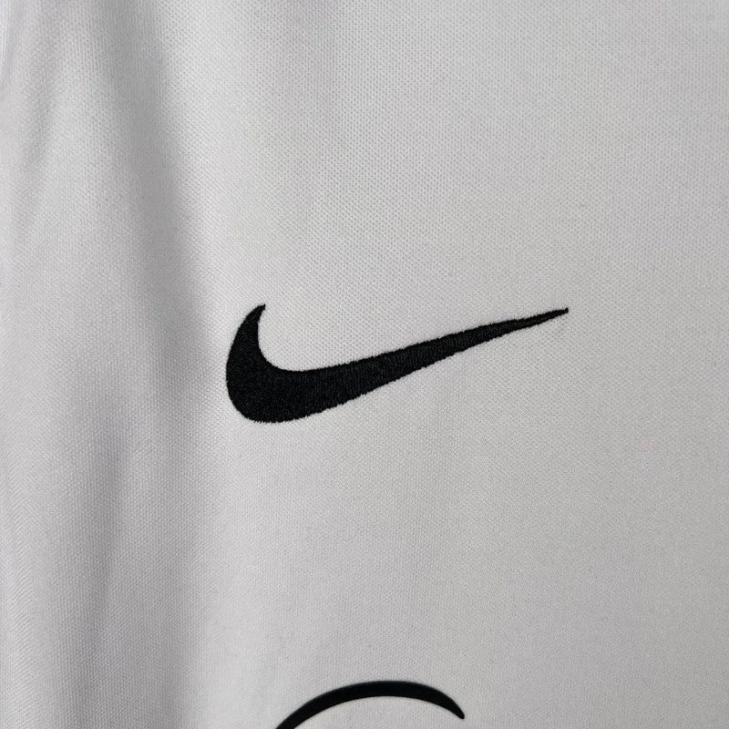 Camisa Frankfurt Edição Especial 23/24 - Torcedor Nike Masculina - Branca com detalhes em preto