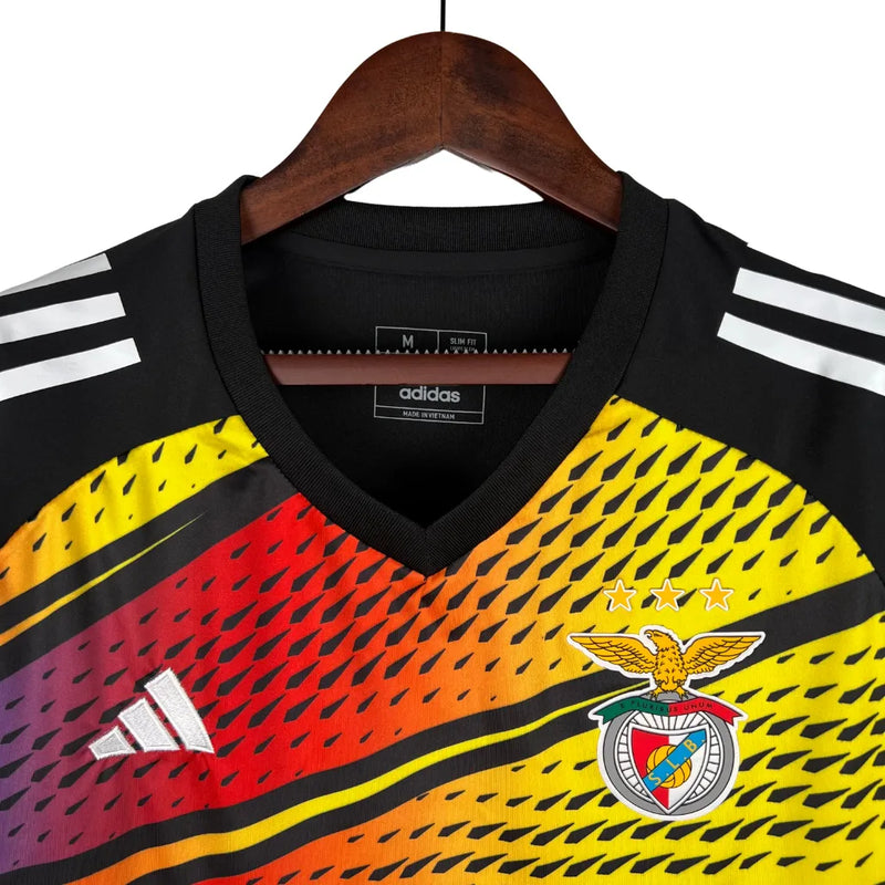 Camisa Benfica Pré-Jogo 23/24 - Torcedor Adidas Masculina - Preta com detalhes em amarelo e vermelho e azul