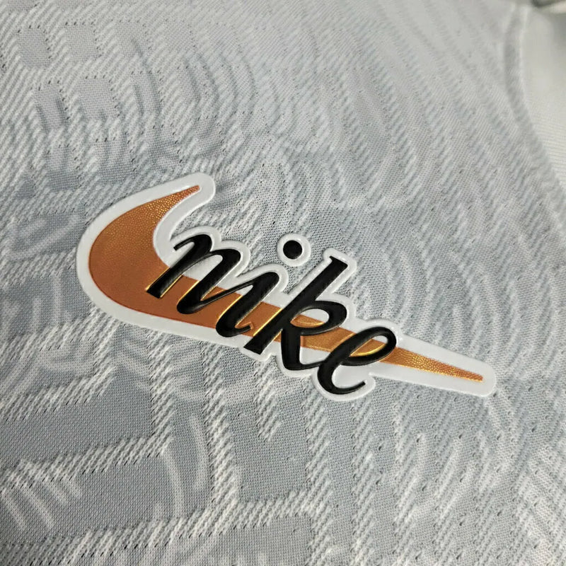 Camisa Alk Sonina Edição Especial 132 anos - Jogador Nike Masculina - Branco com detalhes em cinza e dourado