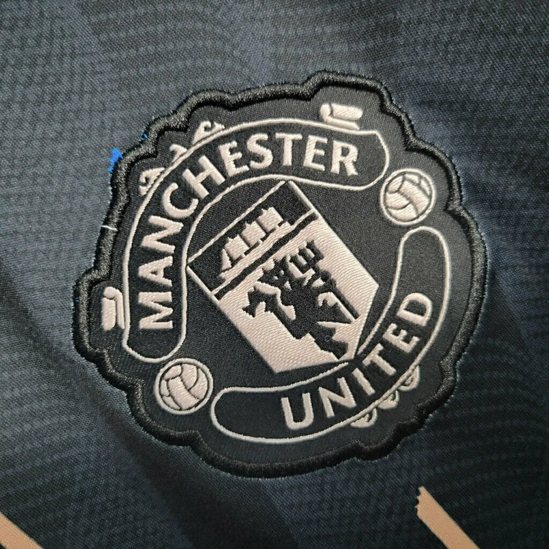 Camisa Manchester United Pré-jogo 23/24 - Torcedor Adidas Masculina - Preto com detalhes em azul e rosa