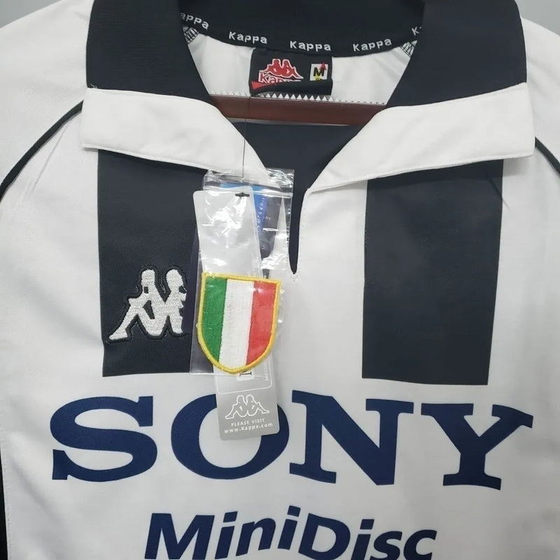 Camisa Retrô Juventus I 1997/1998 - Kappa Mascukina - Preta e branca