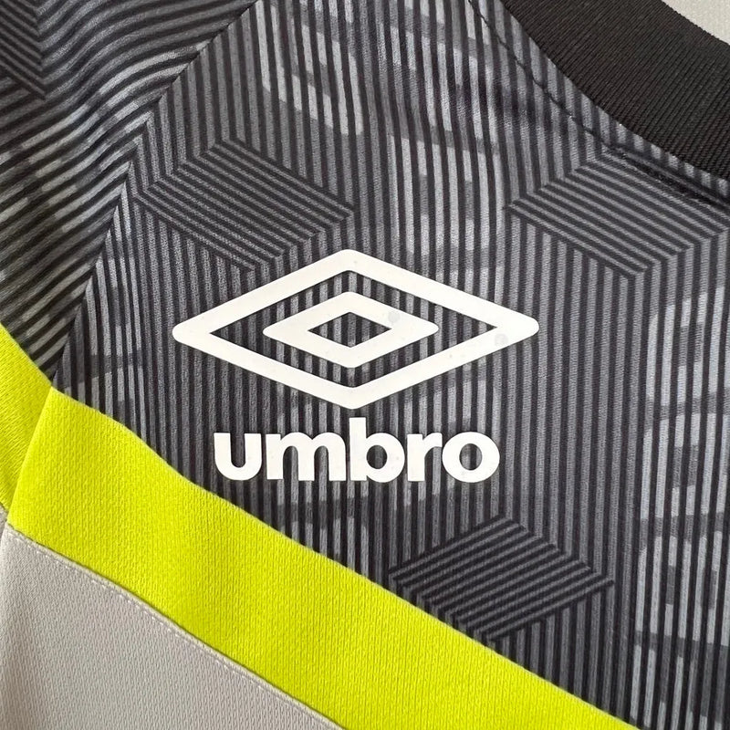 Camisa Grêmio Treino 23/24 - Torcedor Umbro Feminina - Cinza com detalhes em preto e amarelo