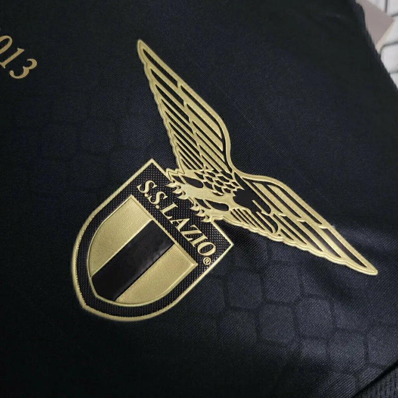 Camisa Lazio Edição Especial 23/24 - Jogador Mizuno Masculina - Preta com detalhes em dourado