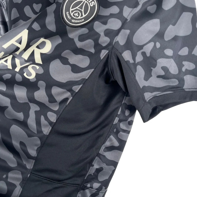 Camisa Paris Saint-Germain III 23/24 - Torcedor Nike Masculina - Preta com detalhes em cinza