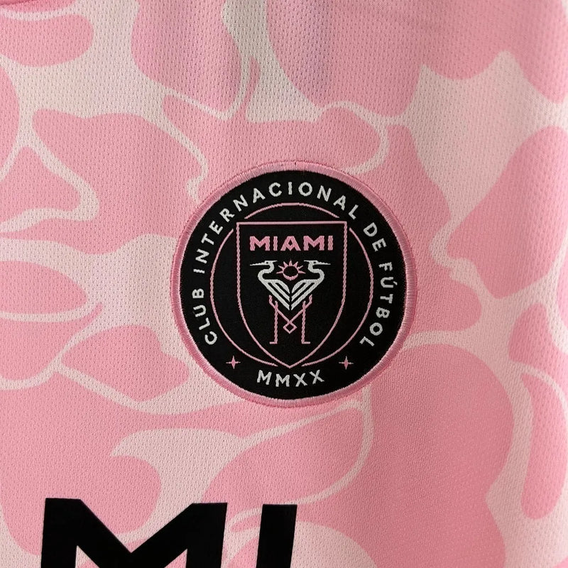 Camisa Inter Miami Edição Especial 23/24 - Torcedor Bape Feminina - Rosa com detalhes em branco