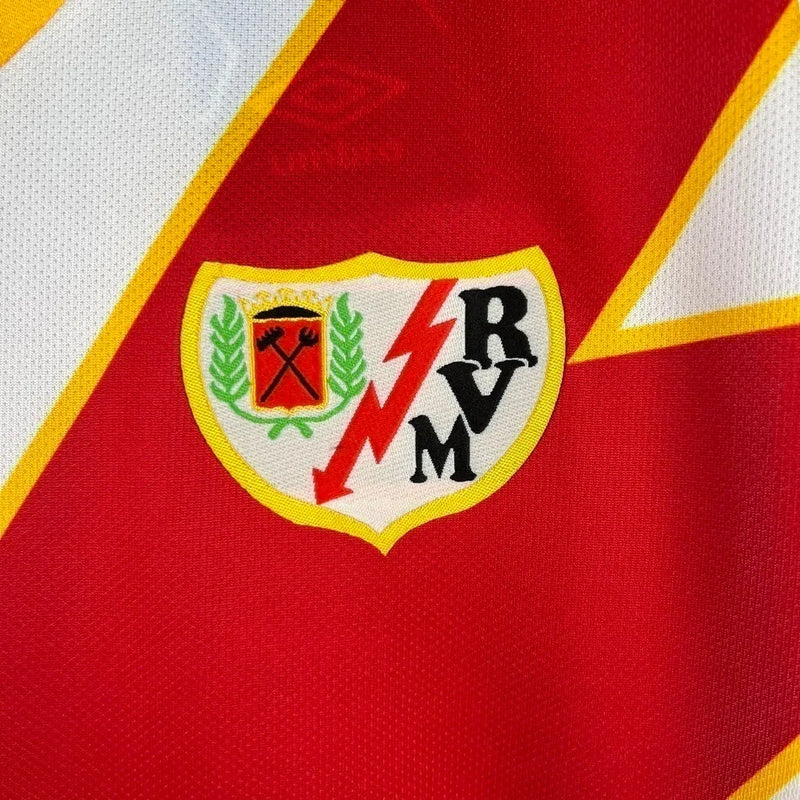 Camisa Rayo Vallecano I 23/24 - Torcedor Umbro Masculina - Branca com detalhes em vermelho e amarelo