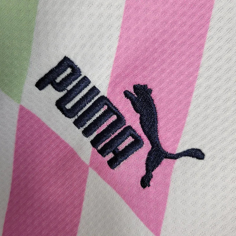 Camisa Manchester City Treino 23/24 - Torcedor Puma Masculina - Branca com detalhes em verde e rosa