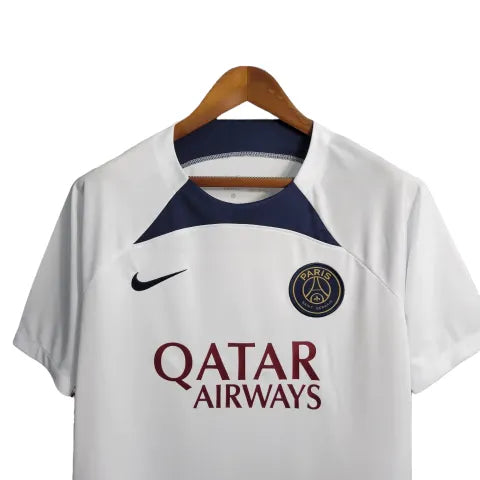 Camisa Paris Saint-Germain Treino 23/24 - Torcedor Nike Masculina - Branca com detalhes em azul e vermelho