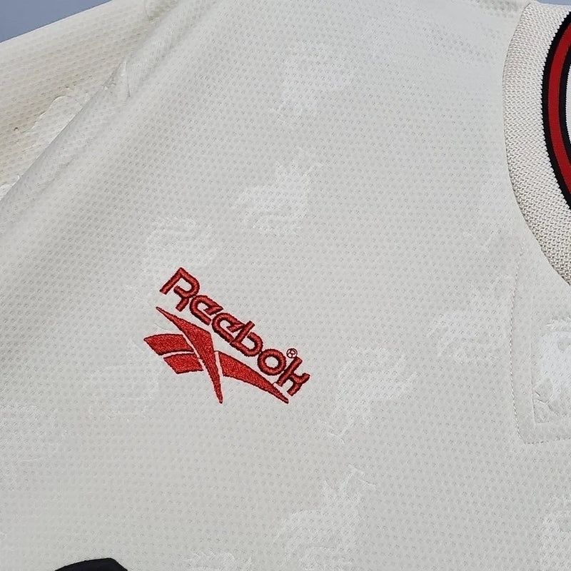 Camisa Retrô Liverpool II 1996/1997 - Torcedor Reebok Masculina - Bege com detalhes em vermelho