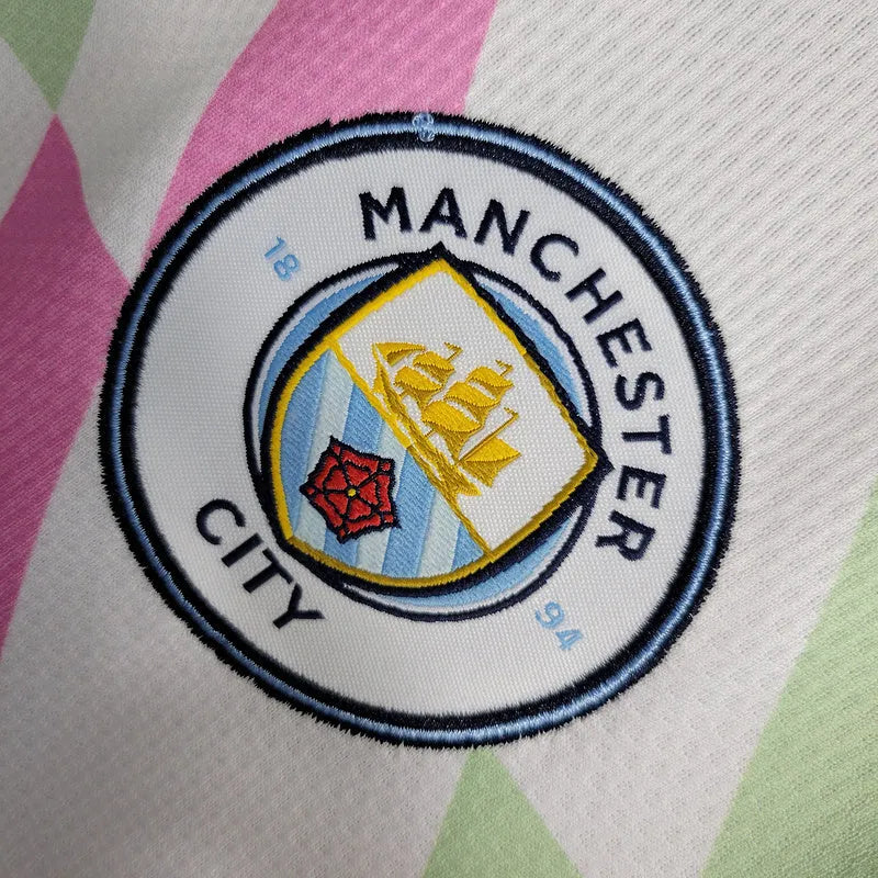 Camisa Manchester City Treino 23/24 - Torcedor Puma Masculina - Branca com detalhes em verde e rosa