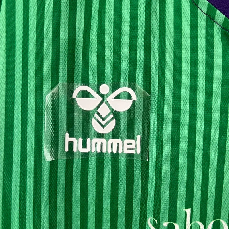 Camisa Málaga II 23/24 - Torcedor Hummel Masculina - Verde e roxo com detalhes em azul