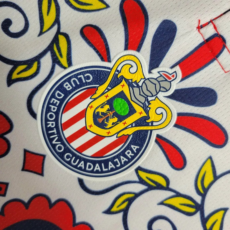 Camisa Chivas Guadalajara Edição Especial Dia dos mortos 23/24 - Torcedor Nike Masculina - Detalhamento com caveiras em vermelho e branco