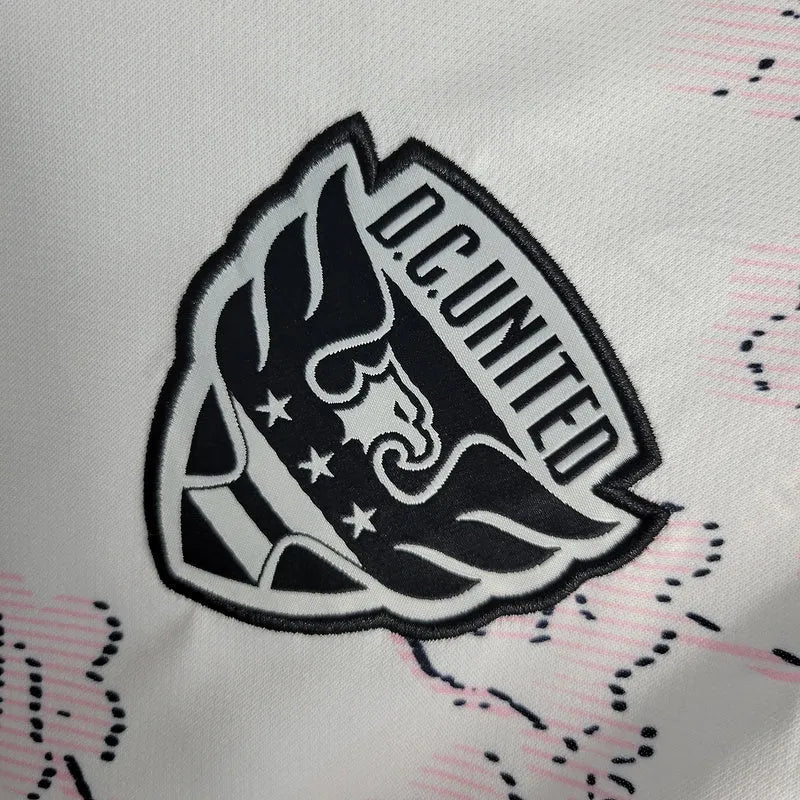 Camisa DC United Edição Especial 23/24 - Torcedor Adidas Masculina - Branca com detalhes em preto e rosa