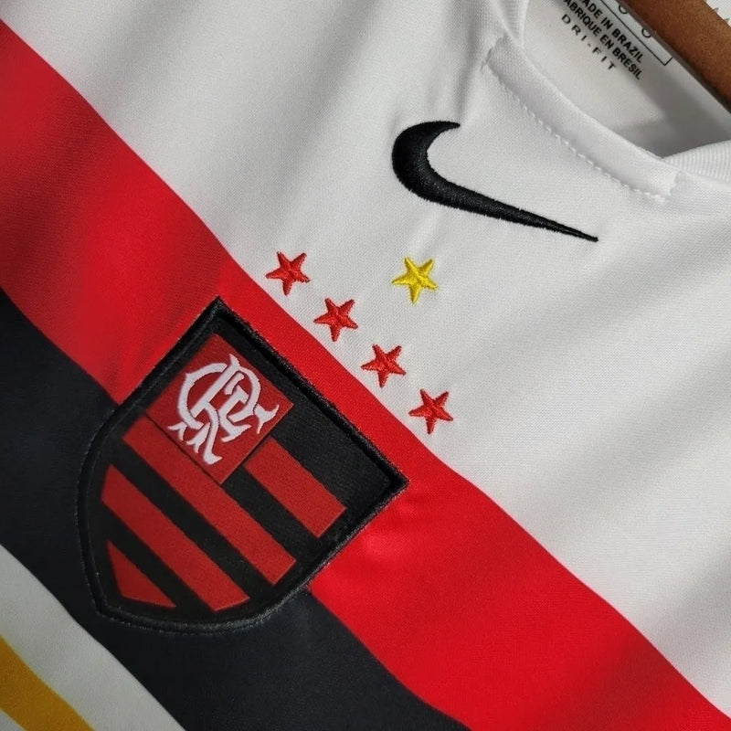 Camisa Flamengo II Retrô 2001 Torcedor Masculina - Branca com detalhes em vermelho e preto