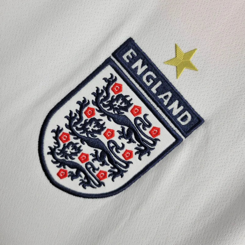 Camisa Retrô Seleção da Inglaterra I 2005 - Masculina Umbro - Branca com detalhes em vermelho