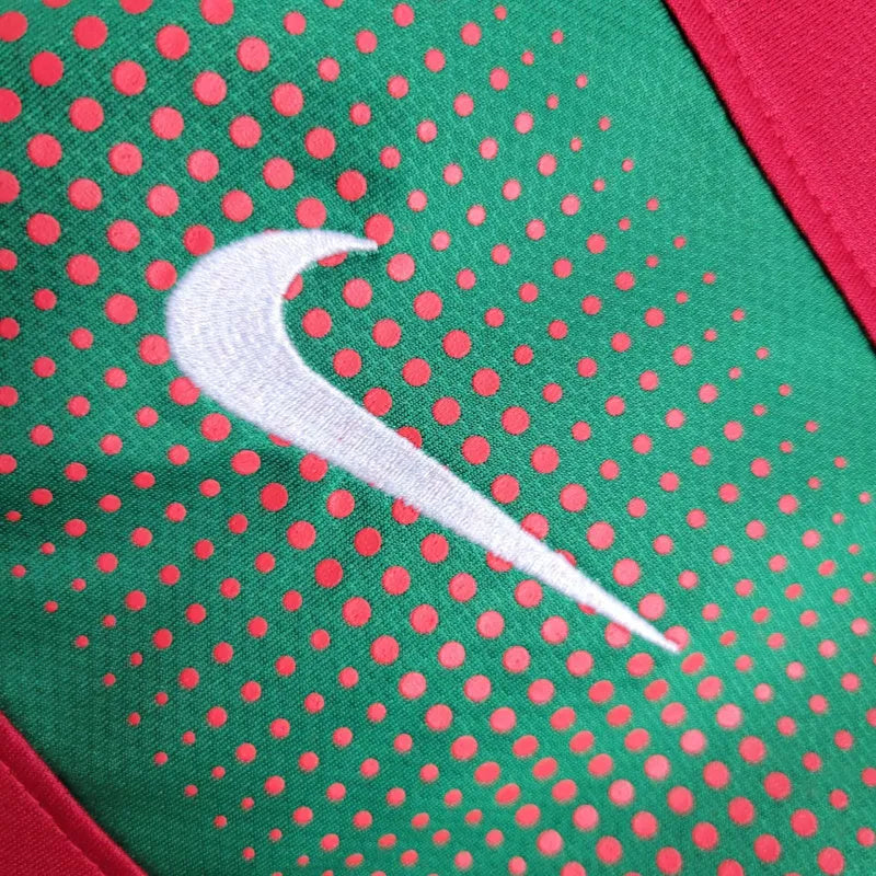 Camisa Retrô Seleção de Portugal I 2010 - Nike Masculina - Vermelha com detalhes em verde