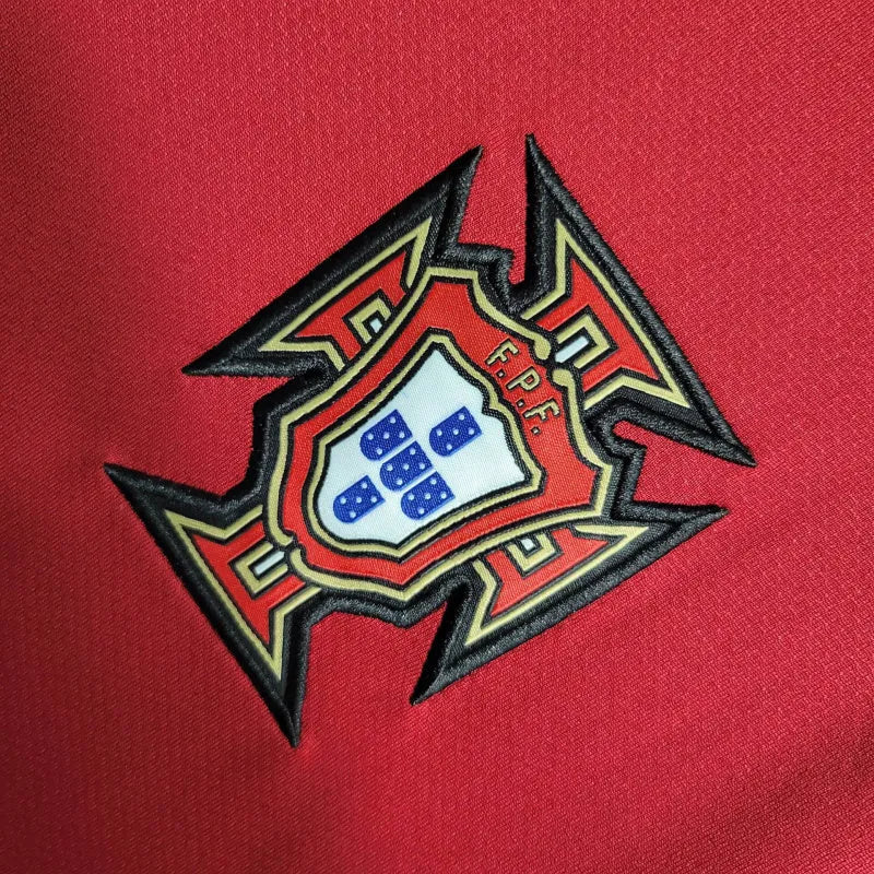 Camisa Retrô Seleção de Portugal I 2006 - Nike Masculina - Vermelha com detalhes em amarelo e verde