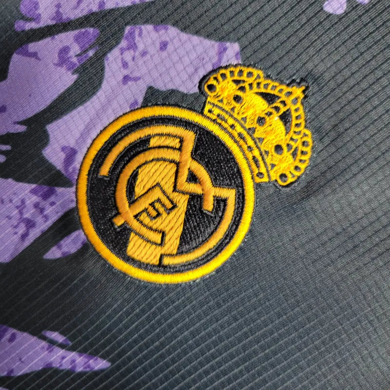 Camisa Real Madrid Edição Especial 23/24 - Torcedor Adidas Masculina - Roxa com detalhes em azul e amarelo