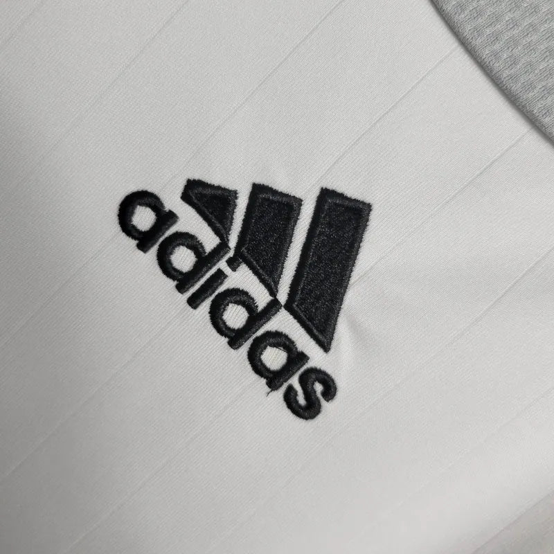 Camisa Retrô Real Madrid I 06/07 - Masculina Adidas - Branca com detalhes em preto e cinza