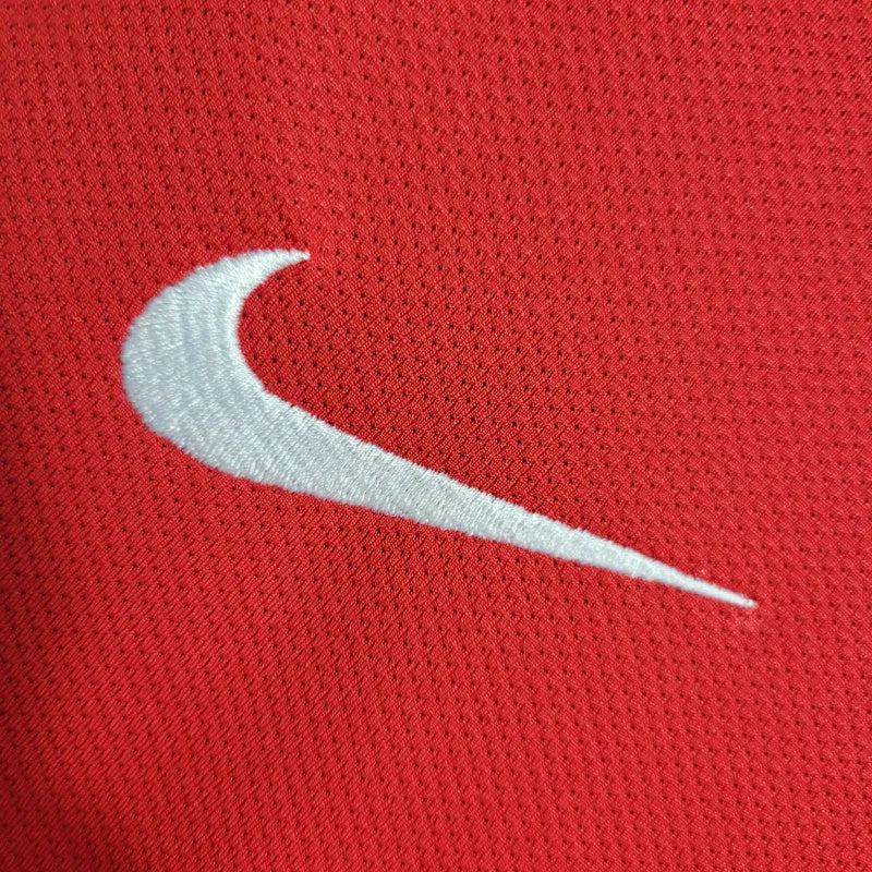 Camisa Retrô Manchester United 10/11 - Masculina Nike - Vermelha com detalhes em branco