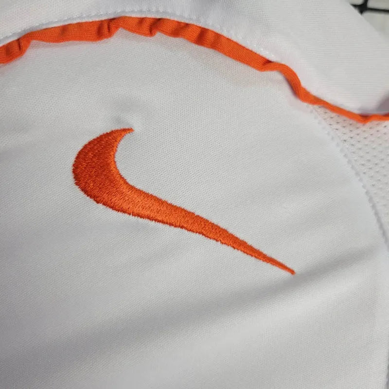 Camisa Retrô Seleção da Holanda II 2004 - Masculina Nike - Branca com detalhes em laranja