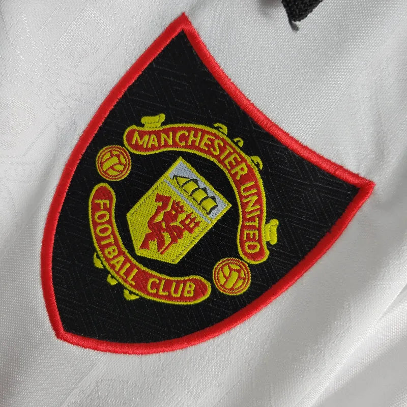 Camisa Retrô Manchester United 98/99 - Masculina Umbro - Branca com detalhes em preto e vermelho