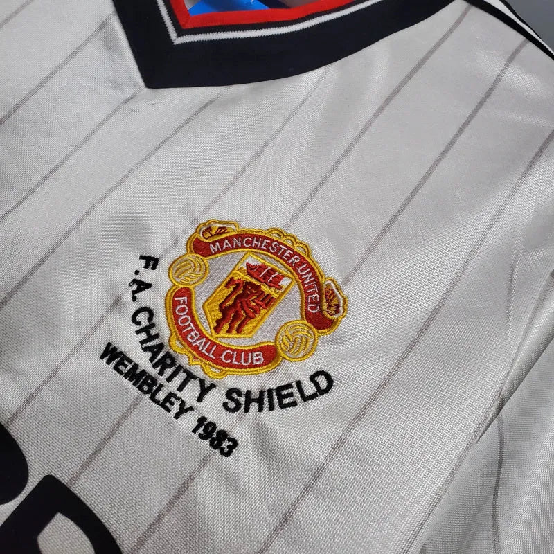 Camisa Retrô Manchester United II 1983 - Masculina Adidas - Branca com detalhes em vermelho e preto