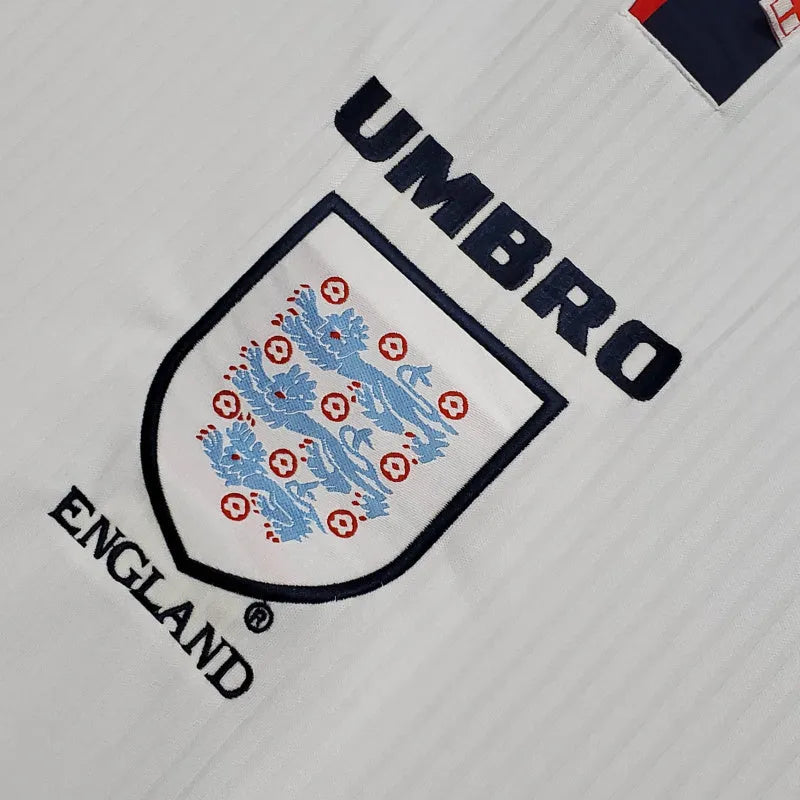 Camisa Retrô Seleção da Inglaterra I 1998 - Masculina Umbro - Branca com detalhes em azul e vermelho