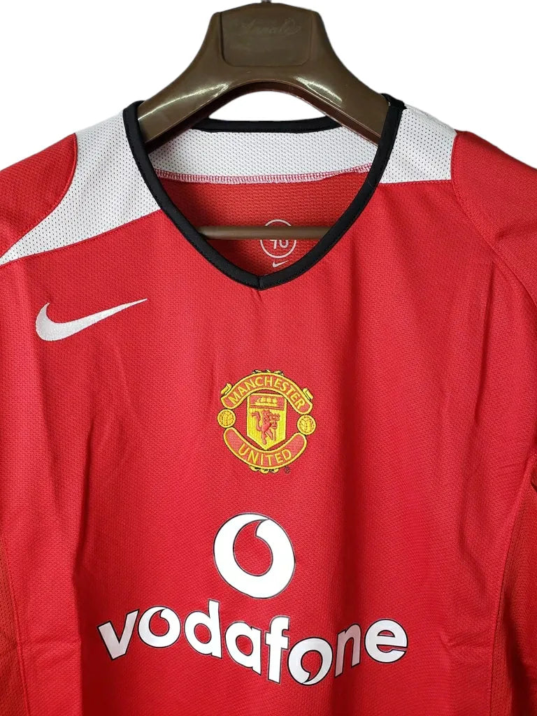 Camisa Retrô Manchester United I 2005 - Masculina Nike - Vermelha com detalhes em preto e branco