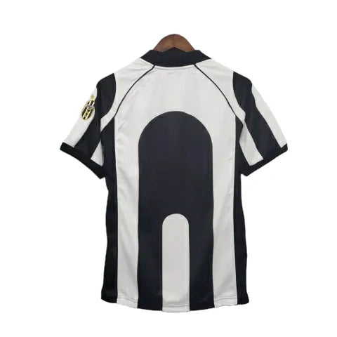 Camisa Retrô Juventus I 1997/1998 - Kappa Mascukina - Preta e branca