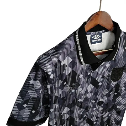 Camisa Retrô Seleção da Inglaterra 1990 - Umbro Masculina - Preta e branca