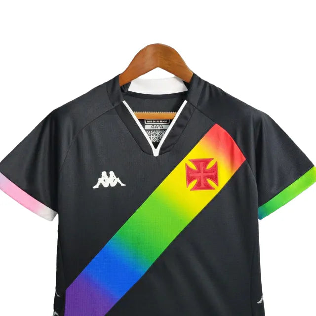 Camisa Vasco da Gama II Edição especial LGBTQIAPN+ 23/24 - Torcedor Kappa Feminina - Preta com detalhes na faixa nas cores de um Arco-íris