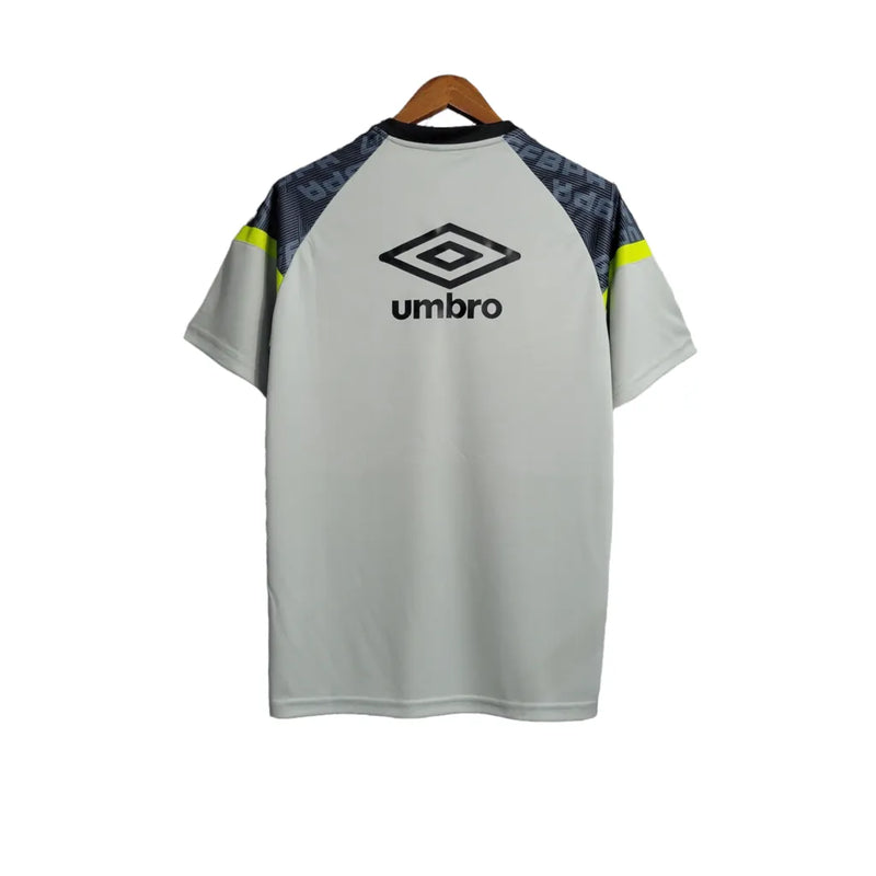 Camisa Grêmio Treino 23/24 - Torcedor Umbro Masculina - Cinza com detalhes em azul e branco