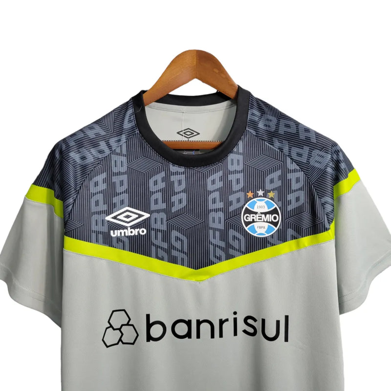 Camisa Grêmio Treino 23/24 - Torcedor Umbro Masculina - Cinza com detalhes em azul e branco