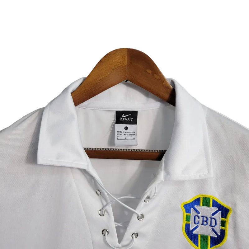 Camisa Seleção Brasileira III Retrô 2004 Torcedor Masculina - Branco com detalhes em azul e brasão CDB