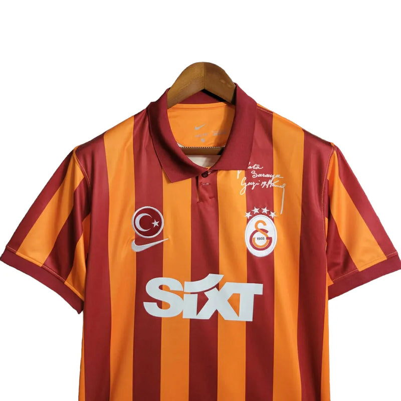 Camisa Galatasaray Edição Especial Aniversario 100 anos da republica Turca 23-24 Torcedor Nike Masculina - Detalhes em laranja e vermelho e o símbolo da Turquia