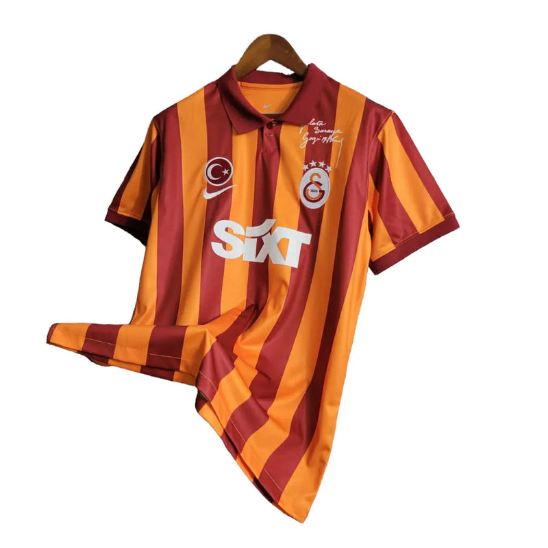 Camisa Galatasaray Edição Especial Aniversario 100 anos da republica Turca 23-24 Torcedor Nike Masculina - Detalhes em laranja e vermelho e o símbolo da Turquia