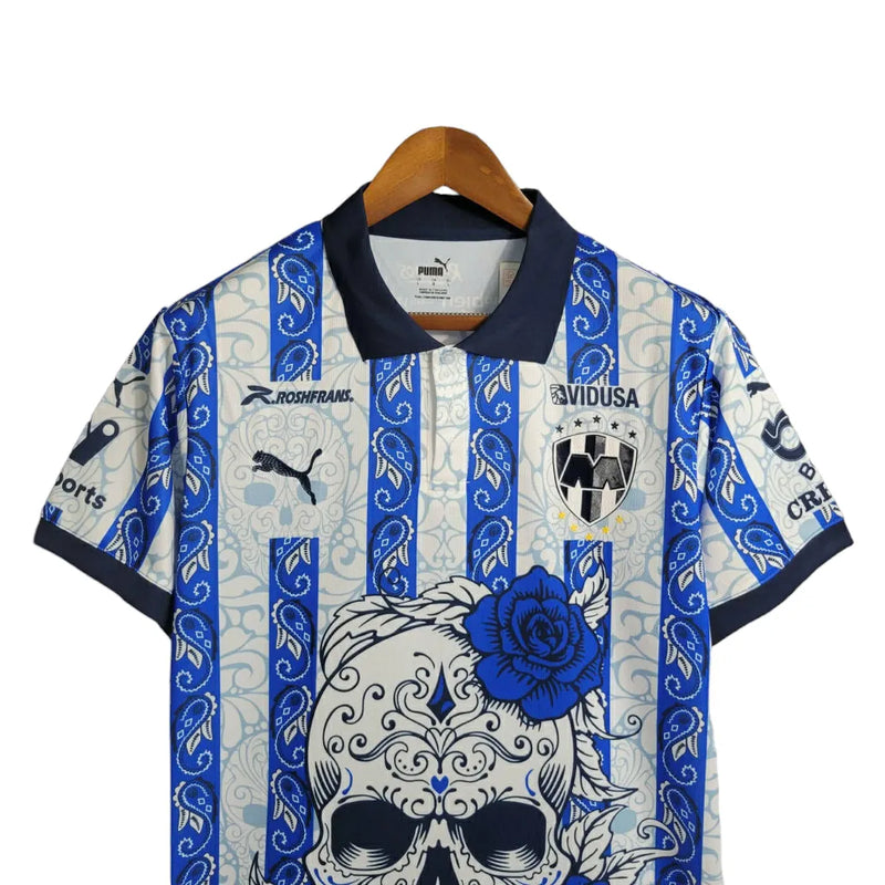 Camisa Monterrey Edição Especial Dia dos mortos 23/24 - Torcedor Puma Masculina - Detalhamento com flores e esqueleto em azul e branco