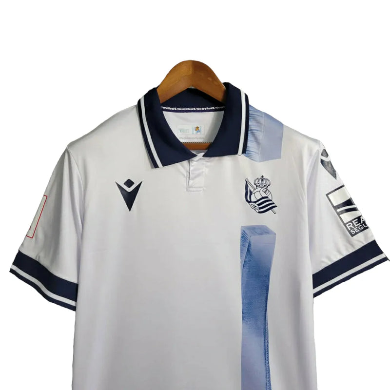 Camisa Real Sociedad III 23/24 - Torcedor Macron Masculina - Branca com detalhes em azul