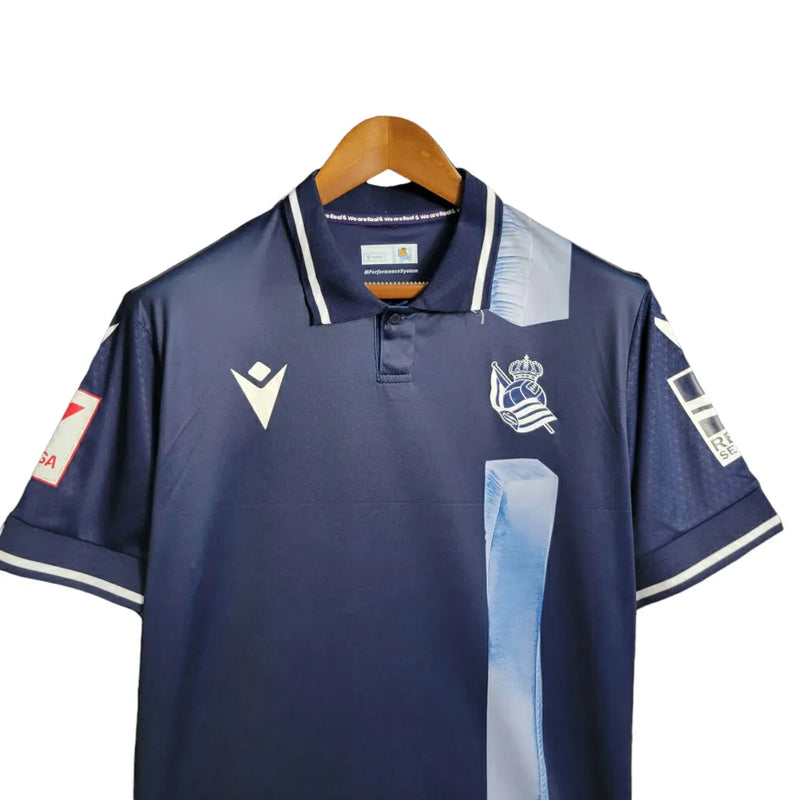 Camisa Real Sociedad II 23/24 - Torcedor Macron Masculina - Azul com faixa em branco na lateral