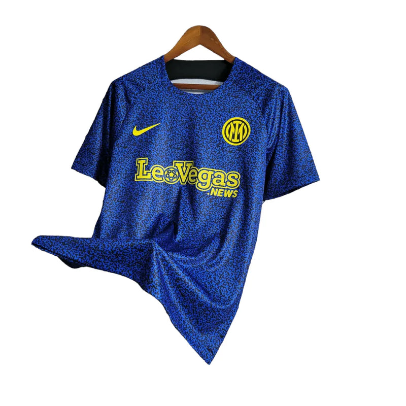 Camisa Inter de Milão Treino 23/24 - Torcedor Nike Masculina - Azul com detalhes em preto e amarelo