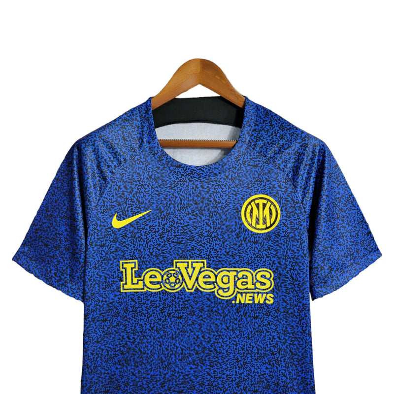 Camisa Inter de Milão Treino 23/24 - Torcedor Nike Masculina - Azul com detalhes em preto e amarelo