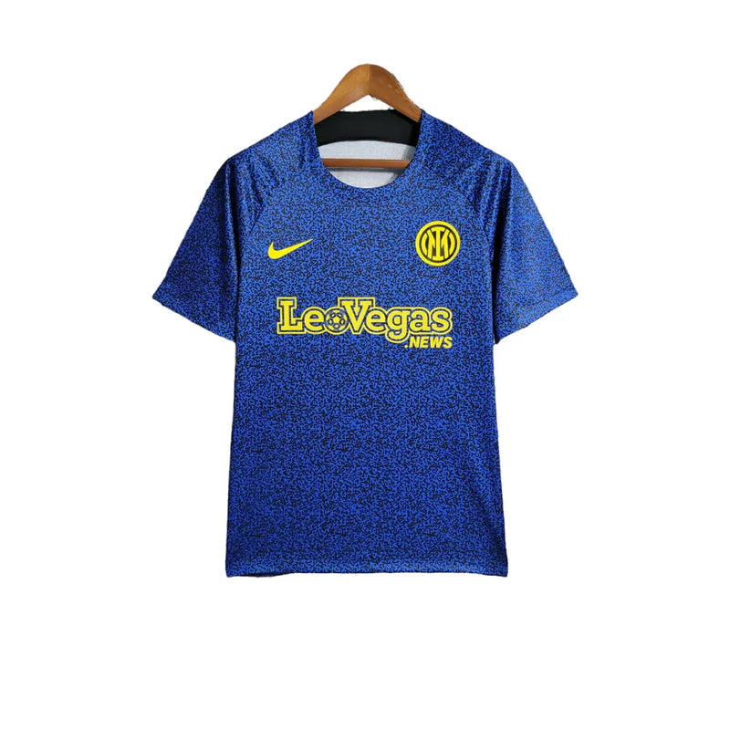 Camisa Inter de Milão Treino 23/24 - Torcedor Nike Masculina - Azul com detalhes em preto e amarelo