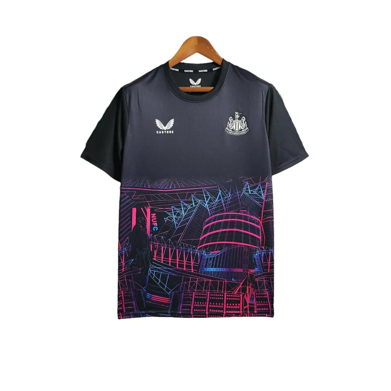 Camisa Newcastle Treino 23/24 - Torcedor Castore Masculina - Preta com detalhes em rosa e azul