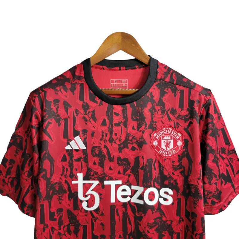 Camisa Manchester United Treino 23/24 - Torcedor Adidas Masculina - Vermelho com detalhes em preto e branco