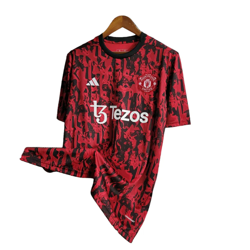 Camisa Manchester United Treino 23/24 - Torcedor Adidas Masculina - Vermelho com detalhes em preto e branco