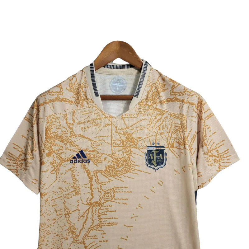 Camisa Seleção da Argentina Edição Especial 20/21 - Torcedor Adidas Masculina - Bege com detalhes em amarelo e azul